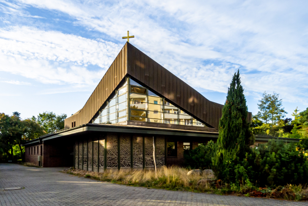 Sternkirche Potsdam, in den Fenstern Reflektion der Wohngebäude