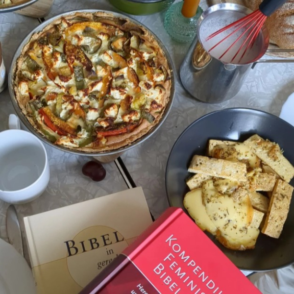 Gedeckter Tisch mit Bibel