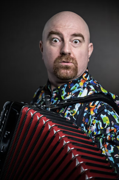 Akkordeonist Serhij Lukashov blickt mit aufgerissenen Augen in die Kamera.
